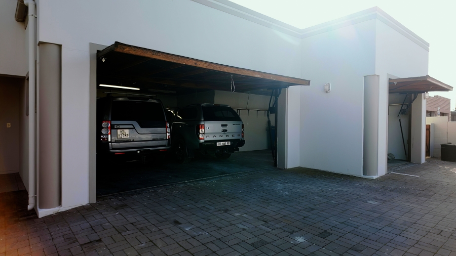 4 Bedroom Property for Sale in Middedorp Western Cape